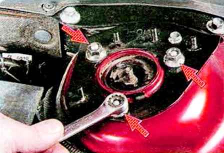 Cómo quitar e instalar el puntal amortiguador de la suspensión delantera Mazda 6