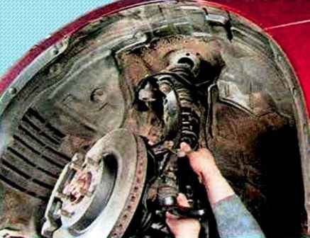 Cómo quitar e instalar el amortiguador de la suspensión delantera suspensión Mazda 6