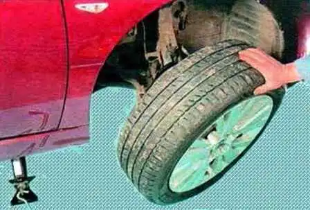 Как снять поворотный кулак передней подвески автомобиля Мазда 6