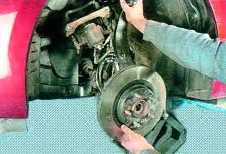 Как снять поворотный кулак передней подвески автомобиля Мазда 6