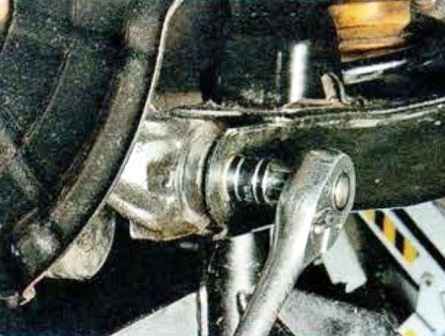 Амортизаторды және артқы аспалы серіппелерді ауыстыру Mazda 6