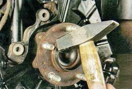 Extracción e instalación del cubo de la rueda trasera Mazda 6