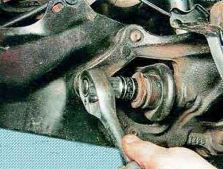 Cómo quitar e instalar la rótula de suspensión trasera de Mazda 6