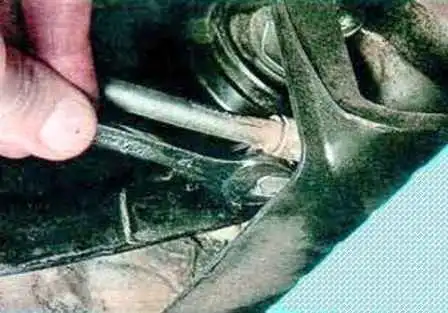 Cómo quitar Mazda 6 Suspensión trasera Crossbar
