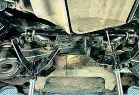 Cómo quitar la barra transversal de la suspensión trasera de Mazda 6