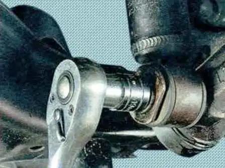 Cómo quitar Mazda 6 Rear Suspension Crossbar
