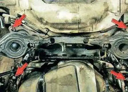 Cómo quitar la barra transversal de la suspensión trasera de Mazda 6