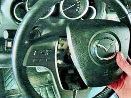Зняття керма та кожухів рульової колонки Mazda 6