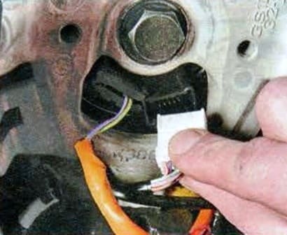 Зняття керма та кожухів рульової колонки Mazda 6