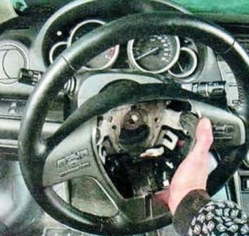 Desmontaje del volante y cubre columna de dirección Mazda 6