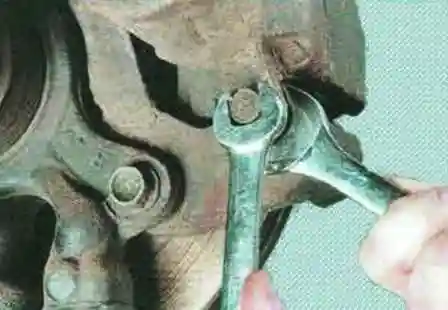 Как заменить колодки передних колес автомобиля Мазда 6