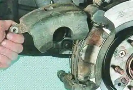 Как заменить колодки передних колес автомобиля Мазда 6