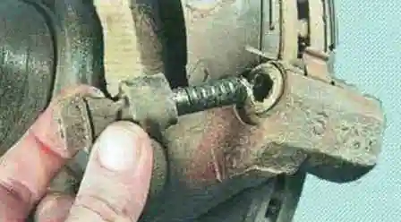 Как заменить колодки передних колес автомобиля Мазда 6