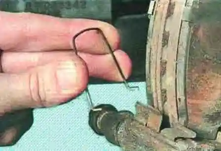 Как заменить колодки передних колес автомобиля Мазда 6