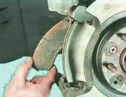 Как заменить колодки передних колес автомобиля Мазда 6