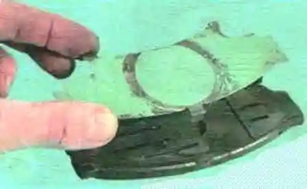 Как заменить колодки передних колес автомобиля Мазда 6