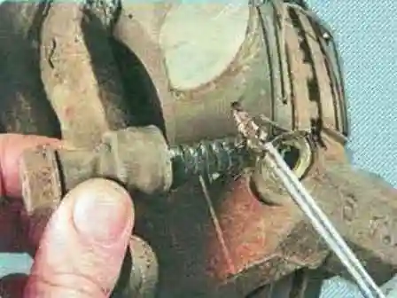 Как заменить колодки передних колес автомобиля Мазда 6