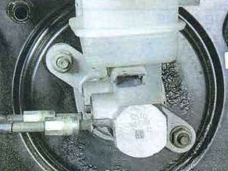 Cómo reemplazar el cilindro maestro de freno Mazda 6