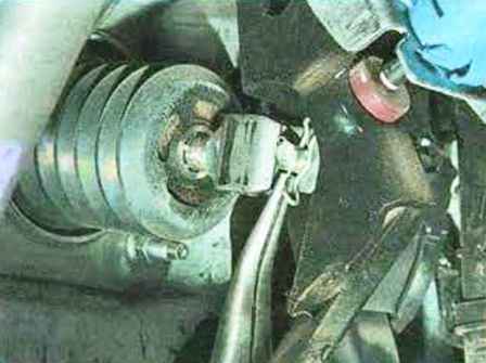 Перевірка та заміна вакуумного підсилювача гальм Mazda 6