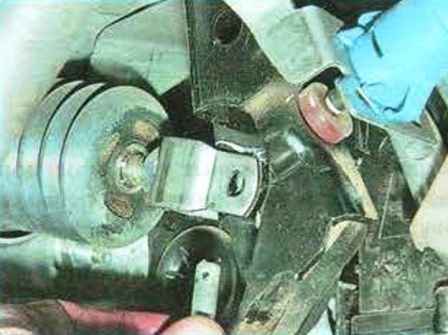 Checking and replacing the vacuum brake booster Mazda 6