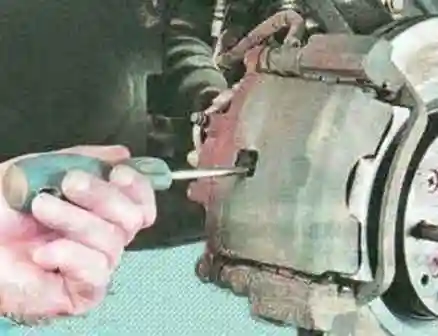 Как заменить колодки передних колес автомобиля Мазда 6