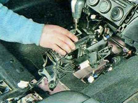 Extracción de los cables de selector y control de la caja de cambios Mazda 6