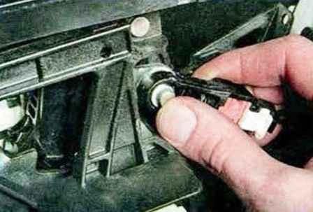 Extracción del selector y cables de control de transmisión Mazda 6