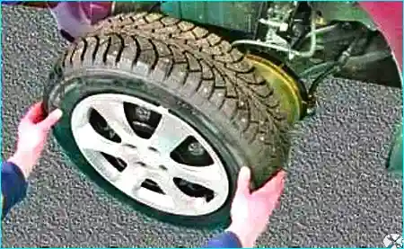 Алдыңғы осьтің түйінін алу және жөндеу a Kia Magentis