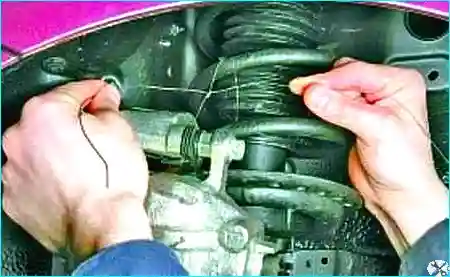 Алдыңғы осьтің түйінін алу және жөндеу Kia Magentis автокөлігінің