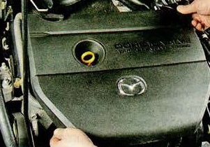 Зняття декоративного кожуха та бризковика двигуна автомобіля Мазда 6 