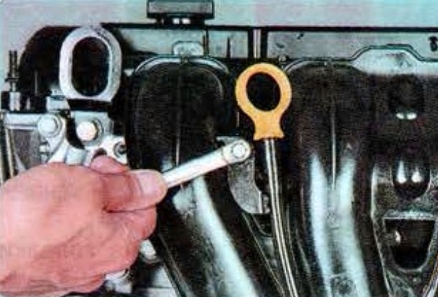 Заміна прокладок впускного та випускного колектора двигуна Мазда 6 