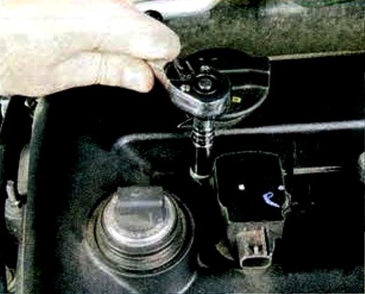 Checking compression in Mazda 6 engine cylinders