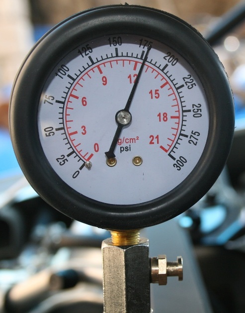 Проверка компрессии в цилиндрах двигателя автомобиля Мазда 6
