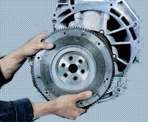 Removing and installing the Mazda engine flywheel 6
