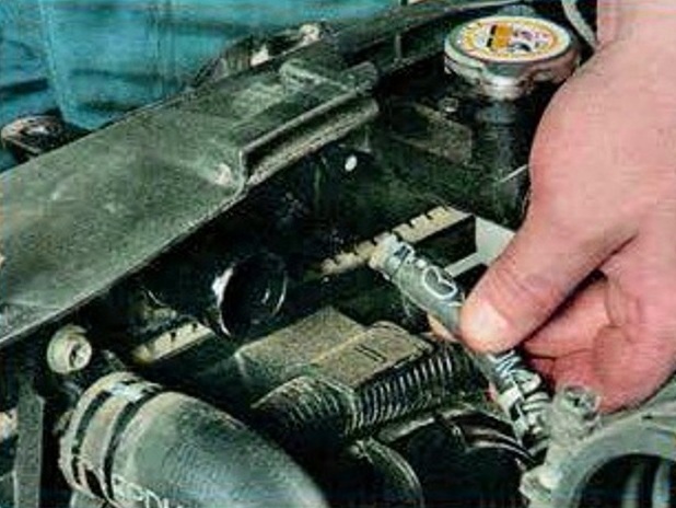 Как заменить электровентилятор охлаждения двигателя Мазда 6