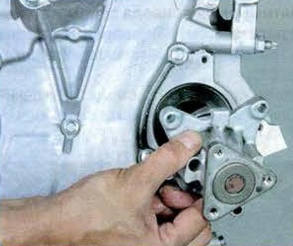 Як замінити насос охолоджуючої рідини та термостат Mazda 6