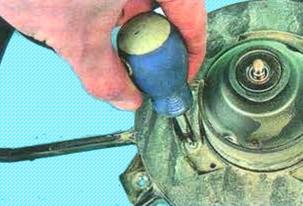 Removing the motor of the engine cooling fan
