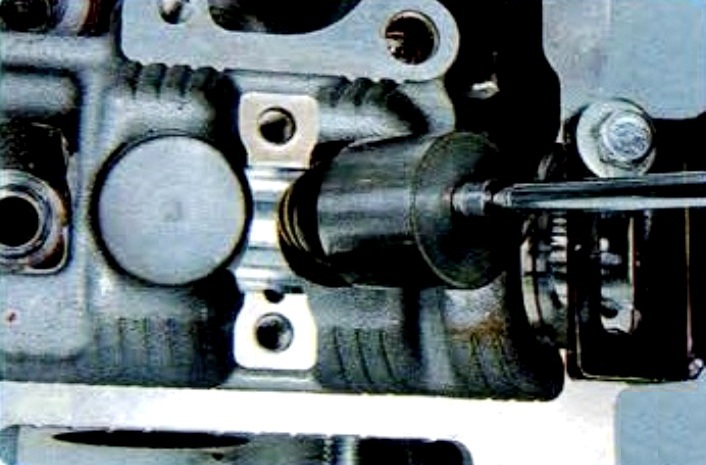 Як відрегулювати зазори клапанів двигуна Mazda 6