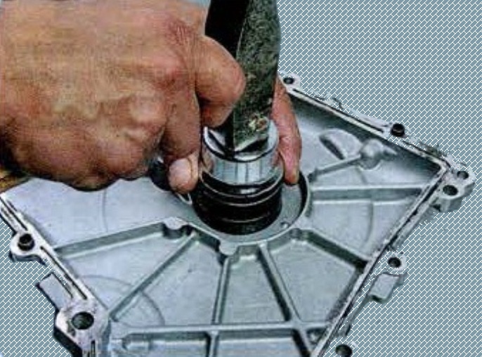 Как заменить манжеты коленчатого вала двигателя Мазда 6