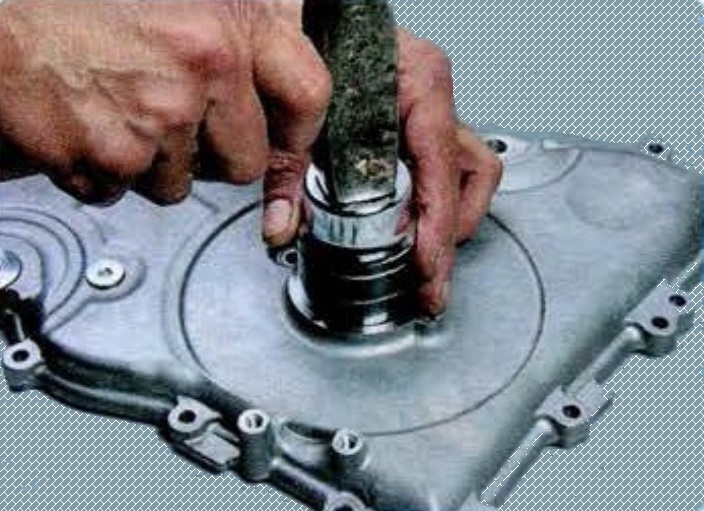 How to replace the crankshaft cuffs of the Mazda engine 6