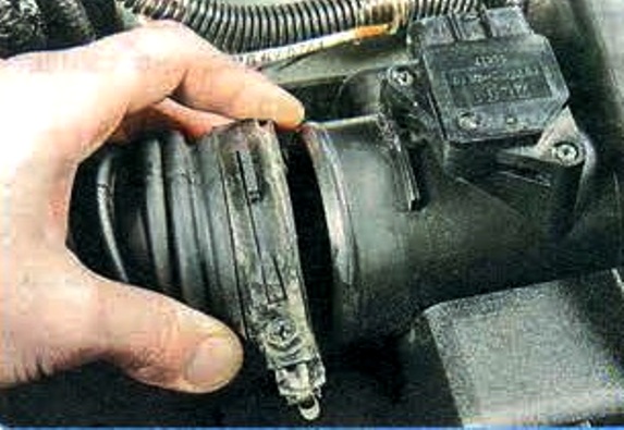 Зняття повітряного фільтра та глушника шуму впуску Mazda 6