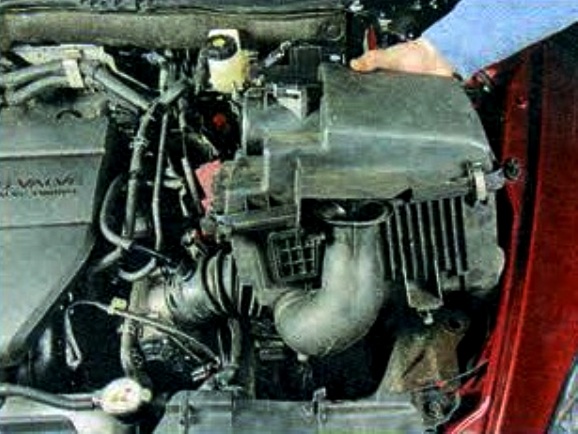Зняття повітряного фільтра і глушника шуму впуску Mazda 6 