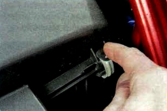 Как заменить элемент воздушного фильтра автомобиля Мазда 6