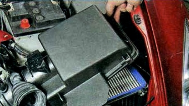 How to replace the air filter element of a Mazda 6