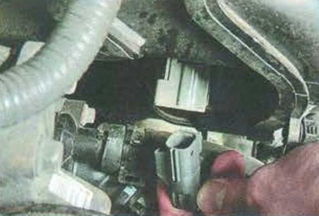 Replacing the Mazda 6 engine detonation sensor