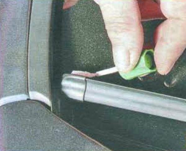 Replacing elements of the windscreen wiper Mazda 6