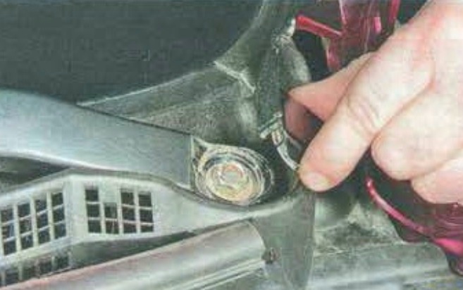 Заміна елементів склоочисника вітрового вікна Mazda 6