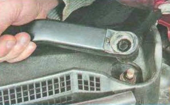 Replacing elements of the windscreen wiper Mazda 6