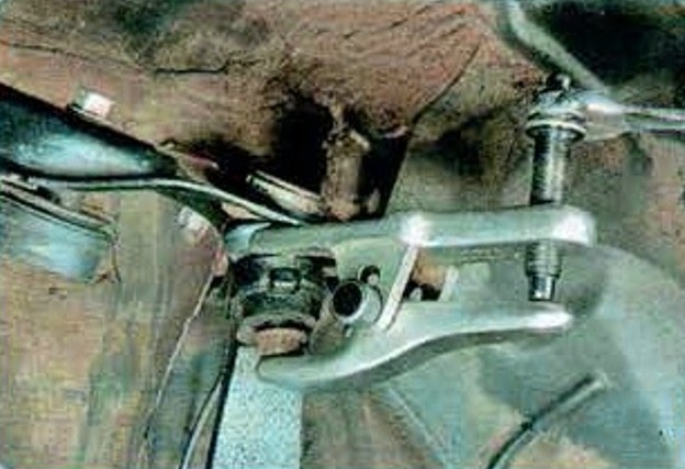 Replacement of the upper lever of the front suspension of the Mazda 6