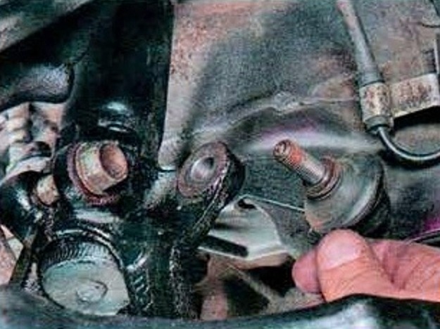 Заміна елементів стабілізатора передньої підвіски Mazda 6